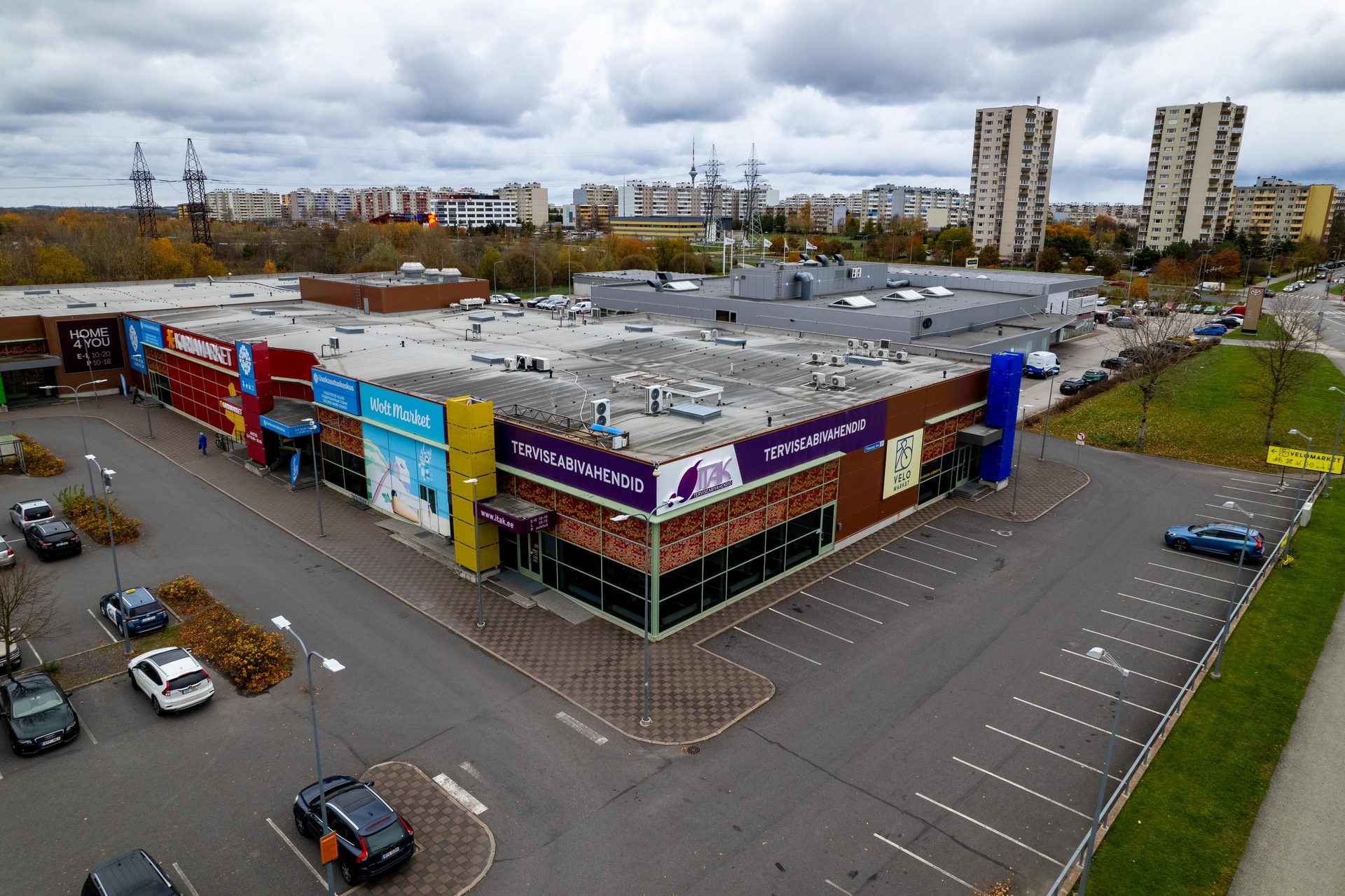 Exterior view of the ITAK store in Tallinn Lasnamäe